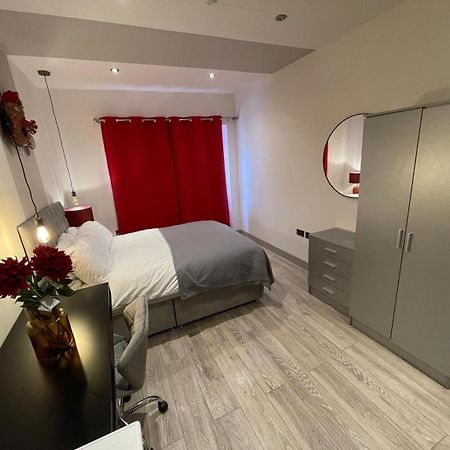 Letzi Premium Cozy Retreat Private En-Suite Rooms, Wembley 伦敦 外观 照片