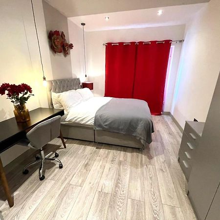 Letzi Premium Cozy Retreat Private En-Suite Rooms, Wembley 伦敦 外观 照片