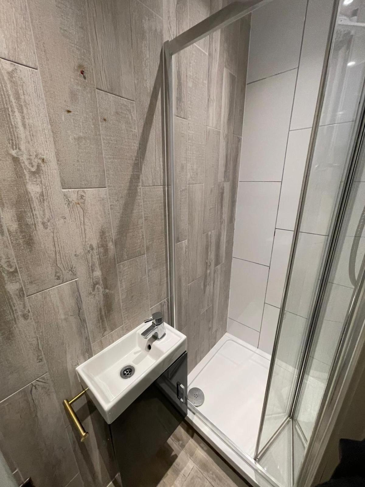 Letzi Premium Cozy Retreat Private En-Suite Rooms, Wembley 伦敦 外观 照片