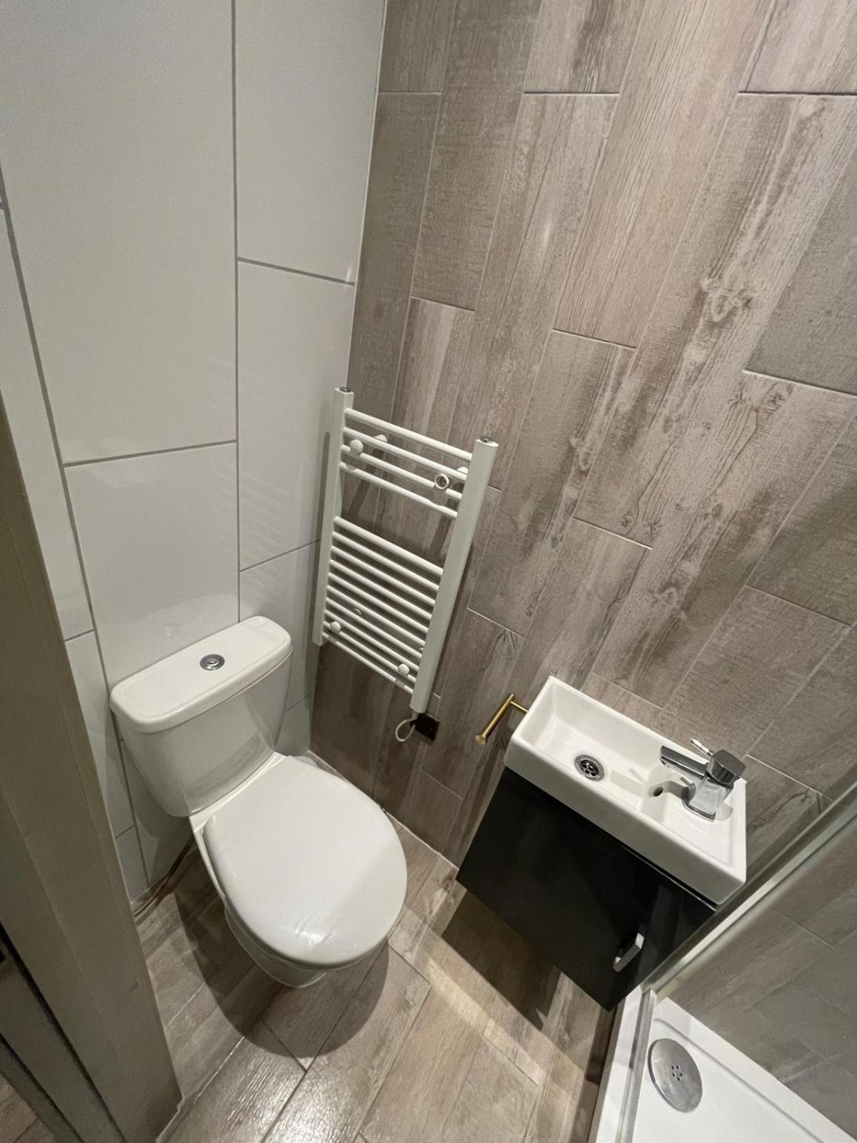 Letzi Premium Cozy Retreat Private En-Suite Rooms, Wembley 伦敦 外观 照片
