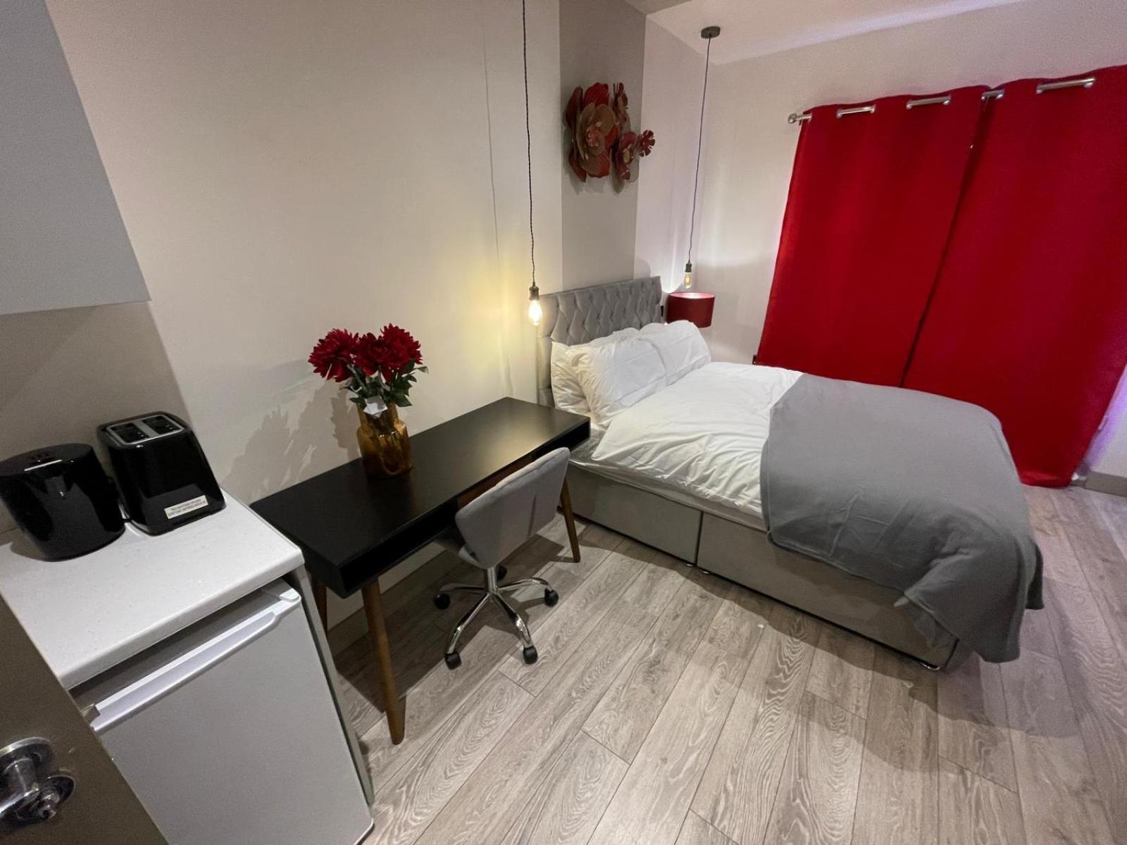 Letzi Premium Cozy Retreat Private En-Suite Rooms, Wembley 伦敦 外观 照片